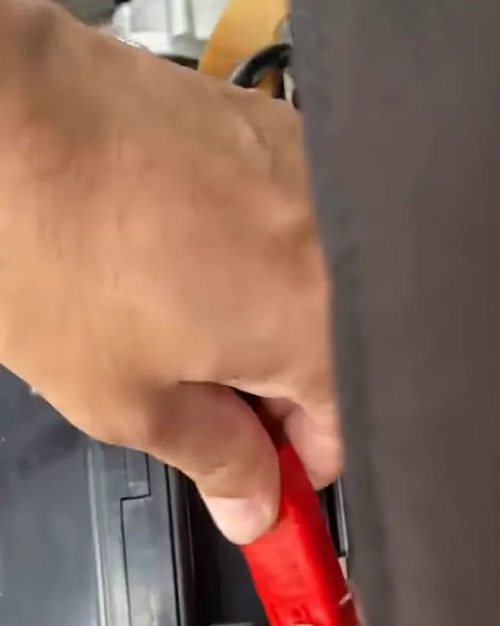 YS16-1 MAX battery connector behind the seat